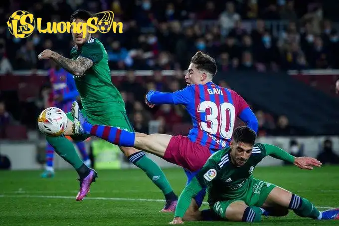 Lối chơi máu lửa ảnh hưởng nhiều đến thể trạng của Gavi. (Ảnh: X @FCB)