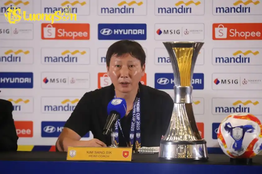 HLV Kim Sang Sik có khối lượng công việc lớn khi kiêm nhiệm cả U23 và ĐT Việt Nam HLV Kim Sang Sik có khối lượng công việc lớn khi kiêm nhiệm cả U23 và ĐT Việt Nam