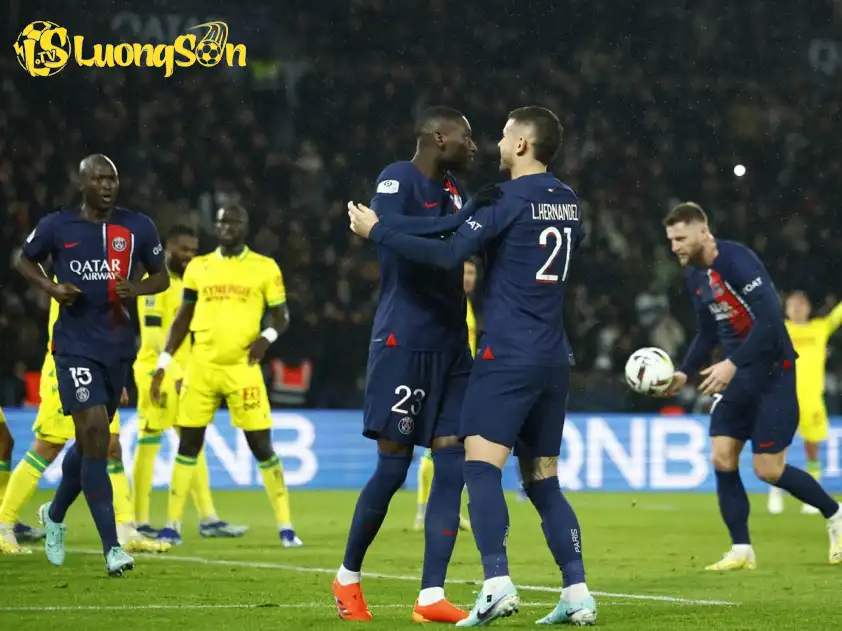 Thầy trò HLV Enrique đang vô cùng hưng phấn sau danh hiệu đầu mùa (Ảnh: Ligue 1) Thầy trò HLV Enrique đang vô cùng hưng phấn sau danh hiệu đầu mùa (Ảnh: Ligue 1)