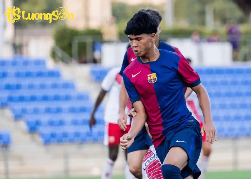 Lối chơi kỹ thuật, xử lý khéo léo của Dro Fernandez được so sánh với Iniesta và Fabregas Lối chơi kỹ thuật, xử lý khéo léo của Dro Fernandez được so sánh với Iniesta và Fabregas