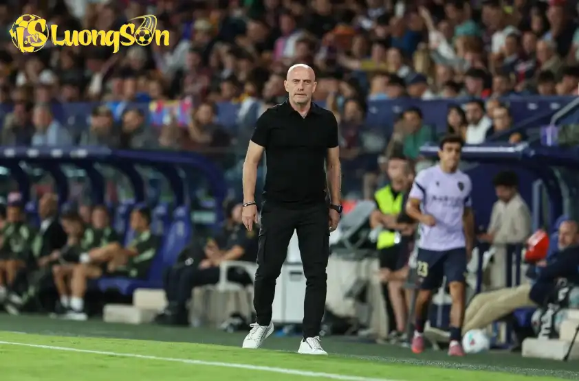 HLV Calero liên tục theo dõi diễn biến trên sân để điều chỉnh nhân sự. (Ảnh: Instagram) HLV Calero liên tục theo dõi diễn biến trên sân để điều chỉnh nhân sự. (Ảnh: Instagram)