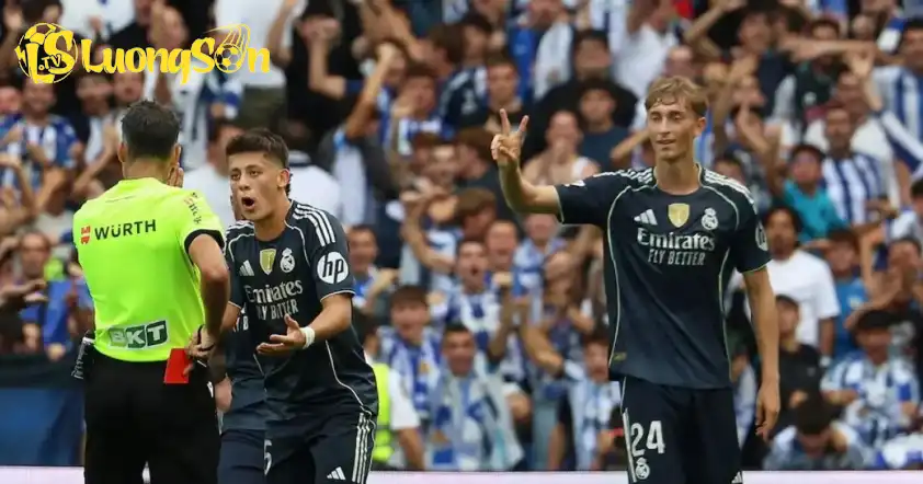 Ủy ban trọng tài Tây Ban Nha thừa nhận mắc sai lầm khi rút thẻ đỏ cho Dean Huijsen (Ảnh: Tribuna). Ủy ban trọng tài Tây Ban Nha thừa nhận mắc sai lầm khi rút thẻ đỏ cho Dean Huijsen