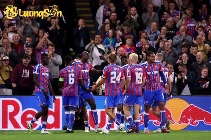 Crystal Palace chính thức nhận án phạt từ UEFA (Ảnh: The Football Faithful).