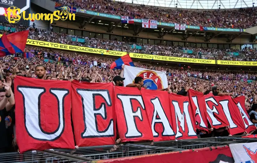 Biểu ngữ “UEFA MAFIA” cũng đã xuất hiện tại sân Wembley trong trận Community Shield. Ảnh: The Sun.