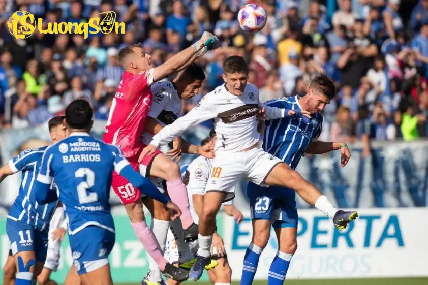 Với phong độ tốt hơn và lợi thế sân nhà, Platense nhiều khả năng sẽ giành được 3 điểm trong trận đấu này.