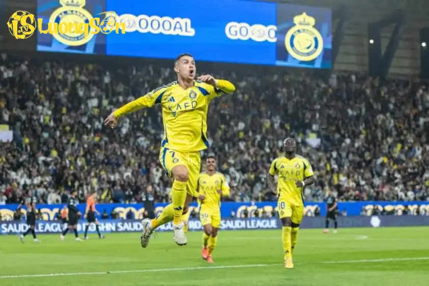 Hiện Ronaldo vẫn còn hợp đồng với Al Nassr và anh sẽ tiếp tục ghi bàn (Ảnh: GOAL) Hiện Ronaldo vẫn còn hợp đồng với Al Nassr và anh sẽ tiếp tục ghi bàn